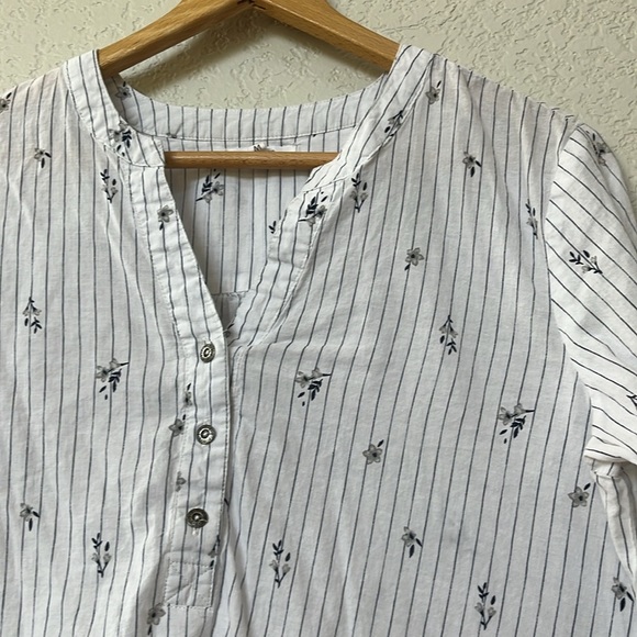 Maurices Long Sleeve Blouse Floral Striped Cotton White and Blue size Medium - Picture 9 of 12